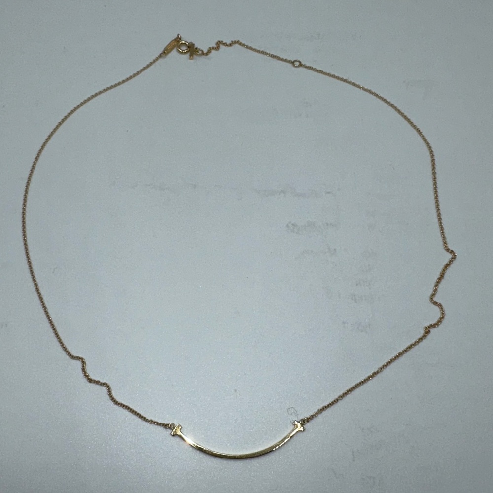 Tiffany T smile pendant in yellow gold, small.
